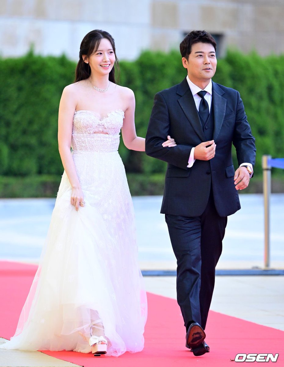 kdrama_menfess's tweet photo. •KDM• YOONA DAN JUN HYUN MOO DI RED CARPET BLUE DRAGON SERIES AWARDS 2024, BTW MEREKA JADI MC NIH https://t.co/OQxede9cJX