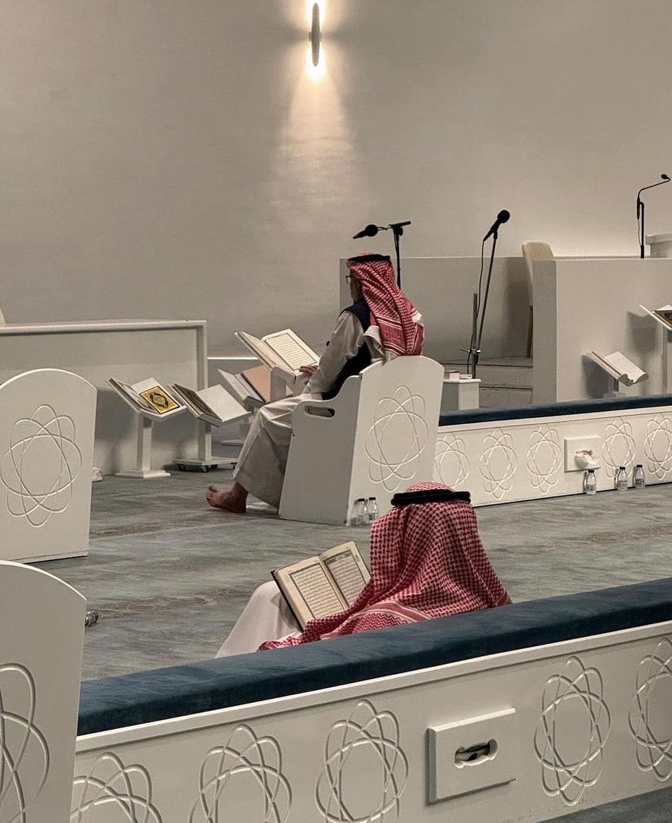 مُتجلِّد tweet media