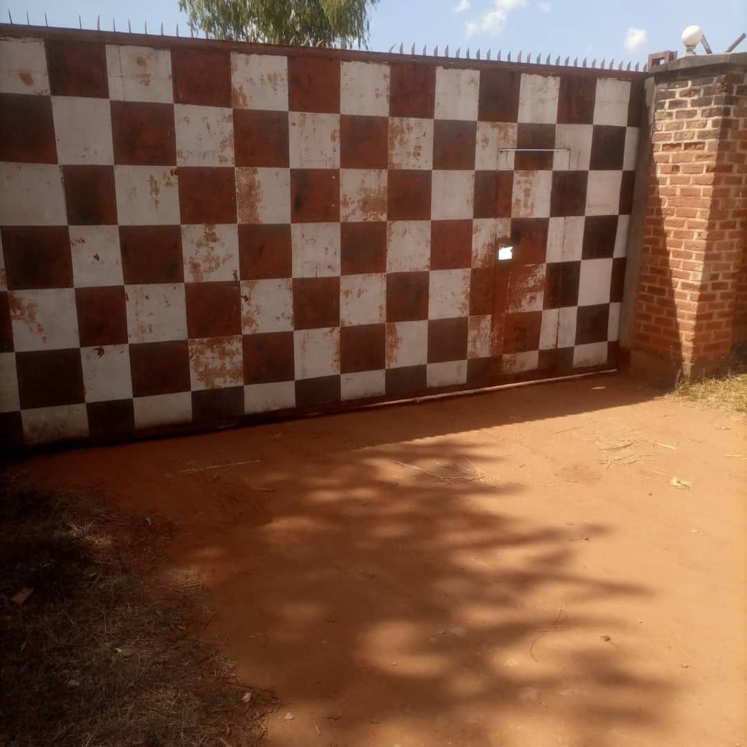 mzuzucity's tweet photo. The Council continues to close down businesses that are operating without Council permit. So far, over 100 shops have been closed. The exercise also targets properties whose owners have not yet  honored city rates. 
My Mzuzu
My City
My Responsibility!! https://t.co/xlwcvTmWUw