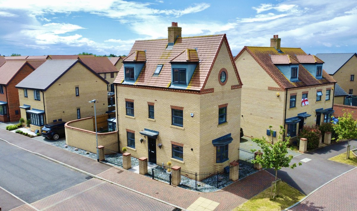 Four bedroom two bathroom townhouse with a double garage and recently added conservatory located in Biggleswade Town Bedfordshire.
rightmove.co.uk/properties/149…
#biggleswade #bedfordshire #estateagent #forsale