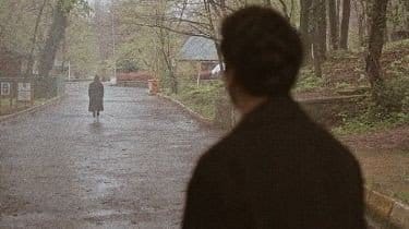 और फिर हमसे उसने इस तरह से तोड़े रिश्ते
जैसे कोई आसमां से तारे तोड़ लाता है"🖤