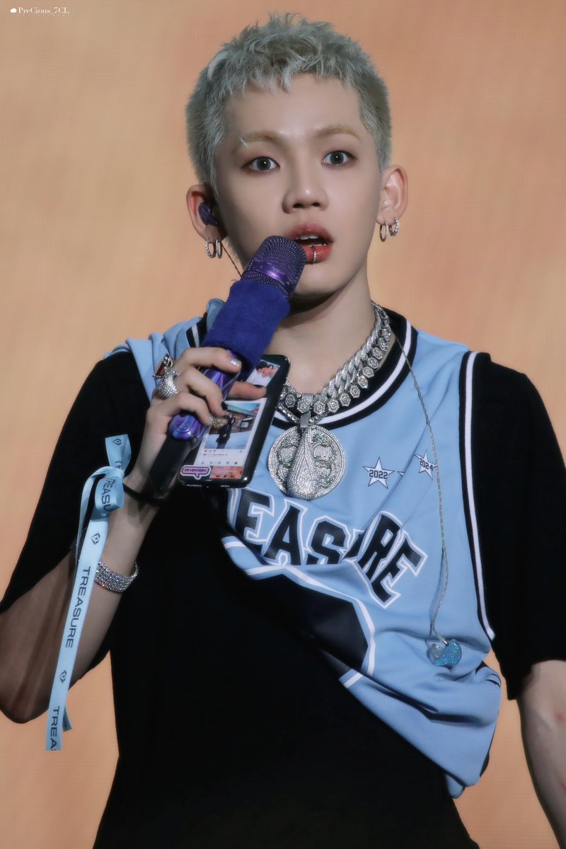 1421cart_'s tweet photo. HUH WHAT IS HE HOLDING??? SVT??? https://t.co/8lGDNRl5uV