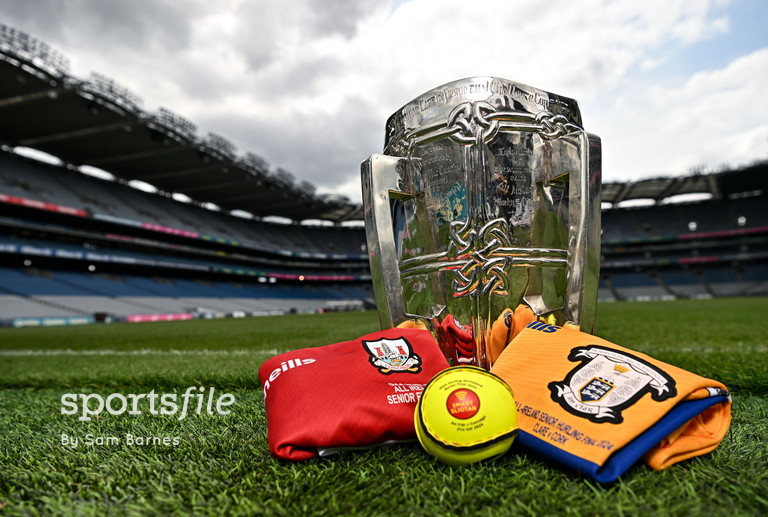 sportsfile's tweet image. A #ClarevCork thread ahead of this Sunday&apos;s Big Match!

#AllIrelandHurlingFinal #Clare #Cork #Hurling #HurlingFinal

@GaaClare @OfficialCorkGAA @MunsterGAA 

👇📸 @SportsfileSam