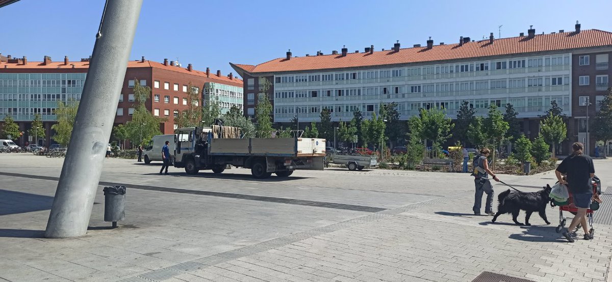 aidarebollo's tweet photo. @bizikleteroak hola. Hoy han retirado muchas bicis aparcadas en la estación de autobuses, en la foto podéis ver el camión con el aparcabicis oficial y detrás el remolque con bicis retiradas por la policía... https://t.co/lADdV9G9ai