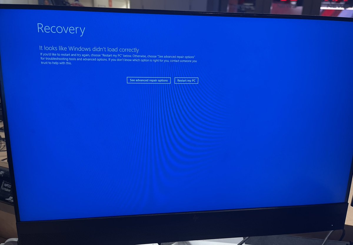 vinceflibustier's tweet photo. Ceci n'est pas (vraiment) une panne à cause de Microsoft 👇

Ce matin, de nombreux utilisateurs ont signalé des écrans bleus (BSOD) sur leurs ordinateurs, causant des perturbations majeures dans les aéroports, des tonnes d'entreprises... 

La cause ? Une mise à jour défectueuse de Crowdstrike, grosse boîte US de cybersécurité, incluant un driver foireux qui force les machines à redémarrer en mode recovery.

Jamais mettre en prod une mise à jour un vendredi, il y a un ingénieur qui doit être en sueur en ce moment, l'action Crowdstrike va s'effrondrer...

Bien que Crowdstrike ait déjà publié un correctif, les machines affectées nécessitent une intervention manuelle en mode sans échec, ce qui implique de passer manuellement sur chaque ordinateur...

Ca semble surtout toucher des boîtes en dehors de l'Europe.