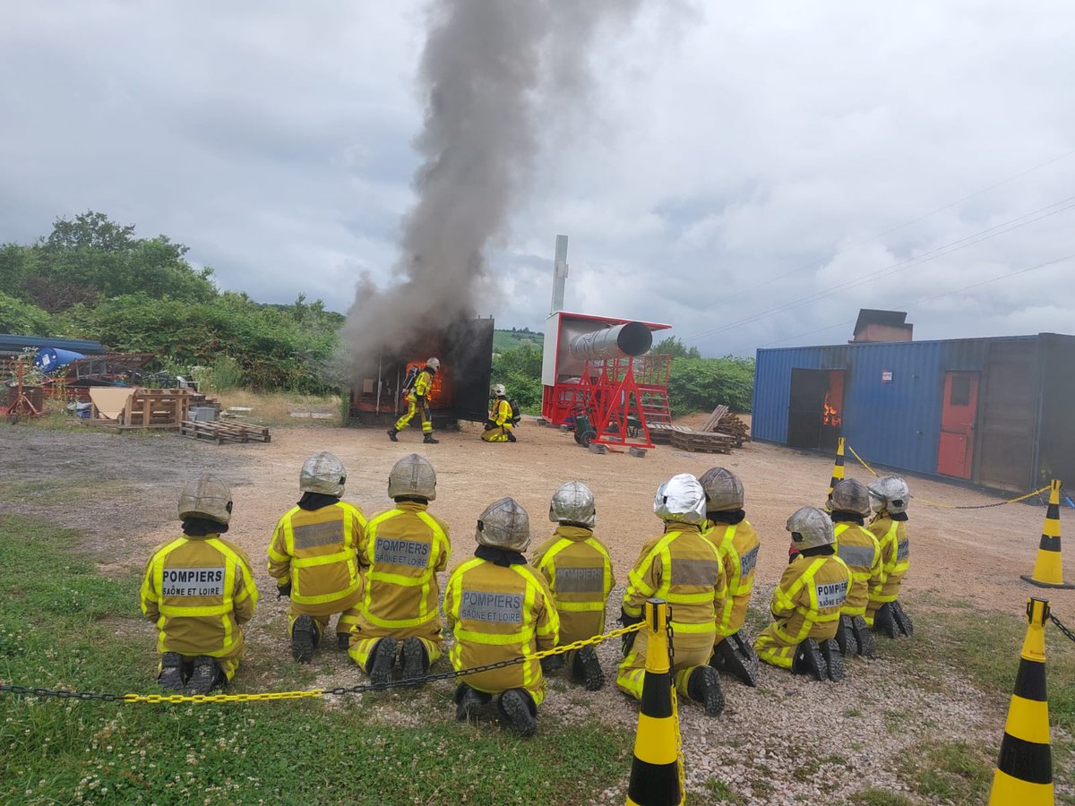 SDIS71's tweet photo. #COEPT | Félicitations aux 9 stagiaires @SDIS71 qui ont réussi leur stage de formateur incendie, caisson COEPT.
📌Ils pourront désormais piloter le caisson d'observation et encadrer les formations incendie dispensées au centre de formation départemental.👏 https://t.co/TykBdxMP4q