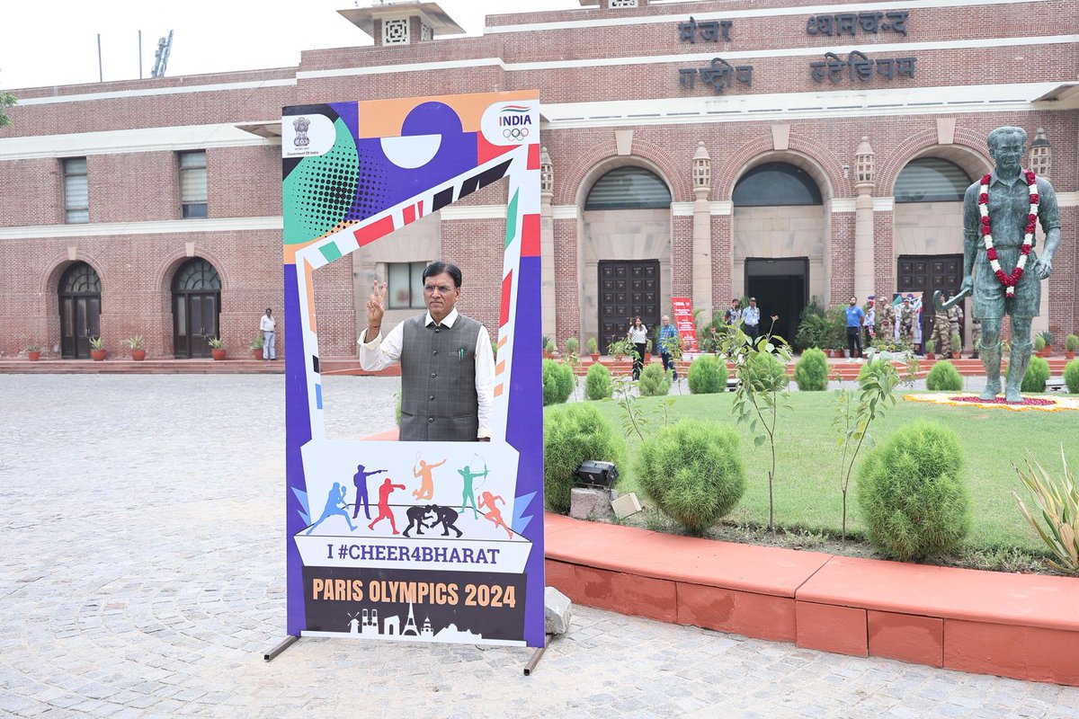 पेरिस ओलंपिक में भारत का प्रतिनिधित्व करने जा रहे सभी 117 खिलाड़ियों को मेरी और पूरे देश की तरफ से हार्दिक शुभकामनाएं। मुझे पूर्ण विश्वास है कि आप पूरी लगन व मेहनत के साथ भारत का नाम रोशन करेंगे। 

मैं सभी से आग्रह करूँगा की हैशटैग #Cheer4Bharat के साथ खिलाड़ियों का हौसला बढ़ाएं।