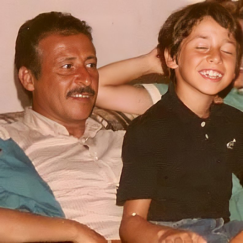 chetempochefa's tweet photo. "Ho iniziato a piangere la morte di mio padre con lui accanto, mentre vegliavamo la salma di Falcone nella camera ardente allestita all’interno del Palazzo di Giustizia. Non potrò mai dimenticare che quel giorno piangevo la scomparsa di un collega ed amico fraterno di mio padre, ma in realtà è come se con largo anticipo stessi già piangendo la sua.

Oggi vorrei dire a mio padre che la nostra vita, sì, è cambiata dopo che ci ha lasciati, ma non nel senso che lui temeva: siamo rimasti gli stessi che eravamo e che lui ben conosceva, abbiamo percorso le nostre strade senza farci largo con il nostro cognome, divenuto pesante in tutti i sensi, abbiamo costruito le nostre famiglie cui sono rivolte la maggior parte delle nostre attenzioni come lui ci ha insegnato, non ci siamo montati la testa, rischio purtroppo ricorrente quando si ha la fortuna e l’onore di avere un padre come lui, insomma siamo rimasti con i piedi per terra.

Caro papà, ogni sera prima di addormentarci ti ringraziamo per il dono più grande: il modo in cui ci hai insegnato a vivere”.

- Nel giorno dell’anniversario della strage di via D’Amelio, condividiamo la lettera di Manfredi Borsellino dedicata a suo padre, #PaoloBorsellino, e letta da @pfavino nello speciale del 2017 di @fabfazio. #19luglio