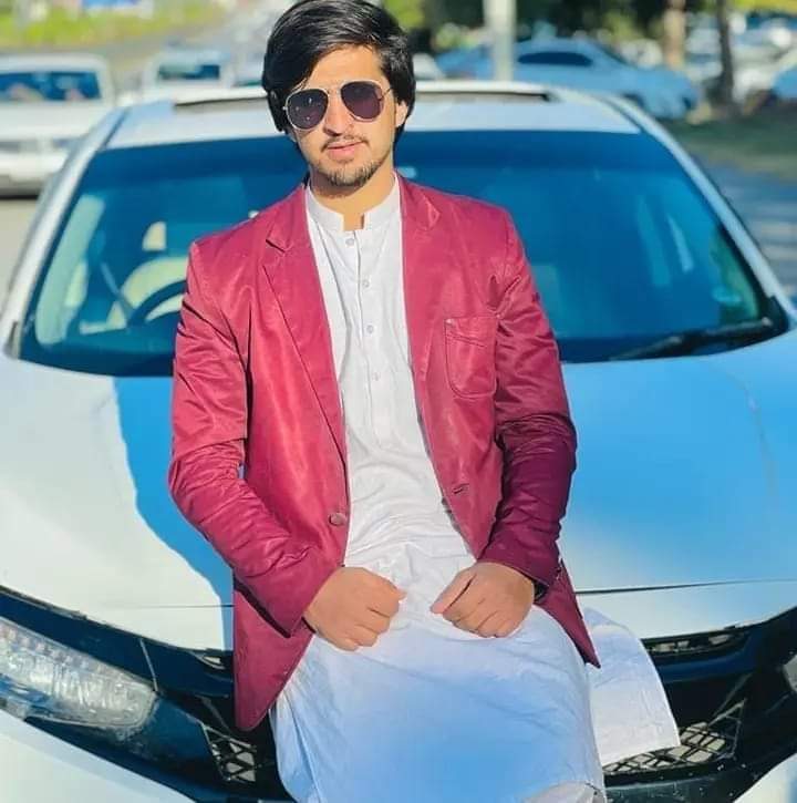 NaimatUllahWazi's tweet photo. ریاست سے امن مانگنے کی جرم میں اس نوجوان کو بنوں میں شهید کر دیا گیا۔
#BannuBleeds
#Bannu
#PashtunLivesMatter 
@ManzoorPashteen https://t.co/uMzvQwAR5v