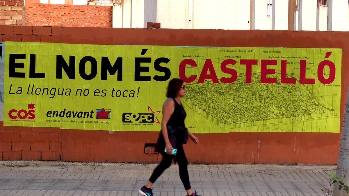 EndavantPB's tweet photo. Agitació a #Castelló de la Plana contra la imposició del topònim en castellà que pretén la coalició ultra PP-Vox, tot contravenint criteris filològics i històrics, i fent-ho per pura ideologia antivalenciana.

La llengua no es toca‼️
#ElNomÉsCastelló https://t.co/jCVFnDBO4t