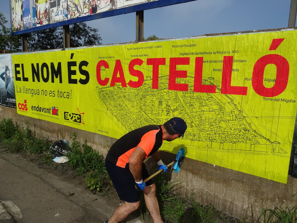 EndavantPB's tweet photo. Agitació a #Castelló de la Plana contra la imposició del topònim en castellà que pretén la coalició ultra PP-Vox, tot contravenint criteris filològics i històrics, i fent-ho per pura ideologia antivalenciana.

La llengua no es toca‼️
#ElNomÉsCastelló https://t.co/jCVFnDBO4t