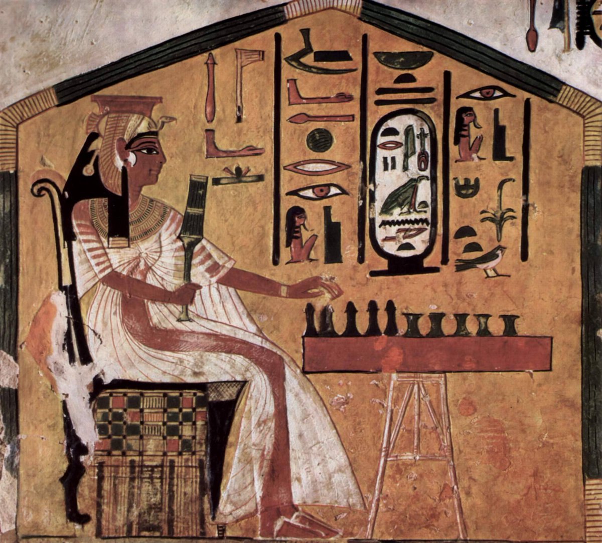 Per la #GiornataMondialeDegliScacchi, la regina Nefertari che gioca a senet (da una scena parietale della sua tomba, la QV66)