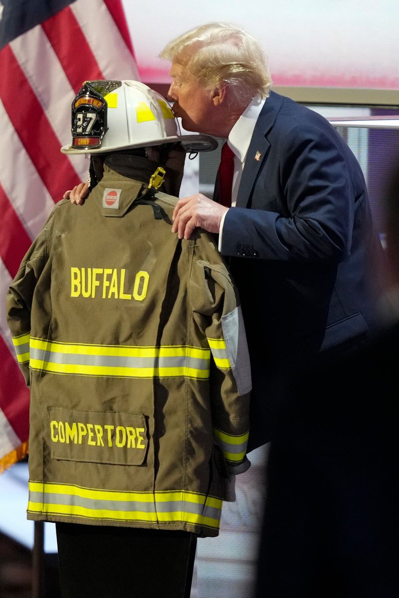 AskMeLaterOn's tweet image. Moving and Powerful Moment.
———————————————-
President Donald Trump honors firefighter Corey Comperatore, who lost his life, by kissing the helmet on his uniform…
#RIPCorey #MAGA