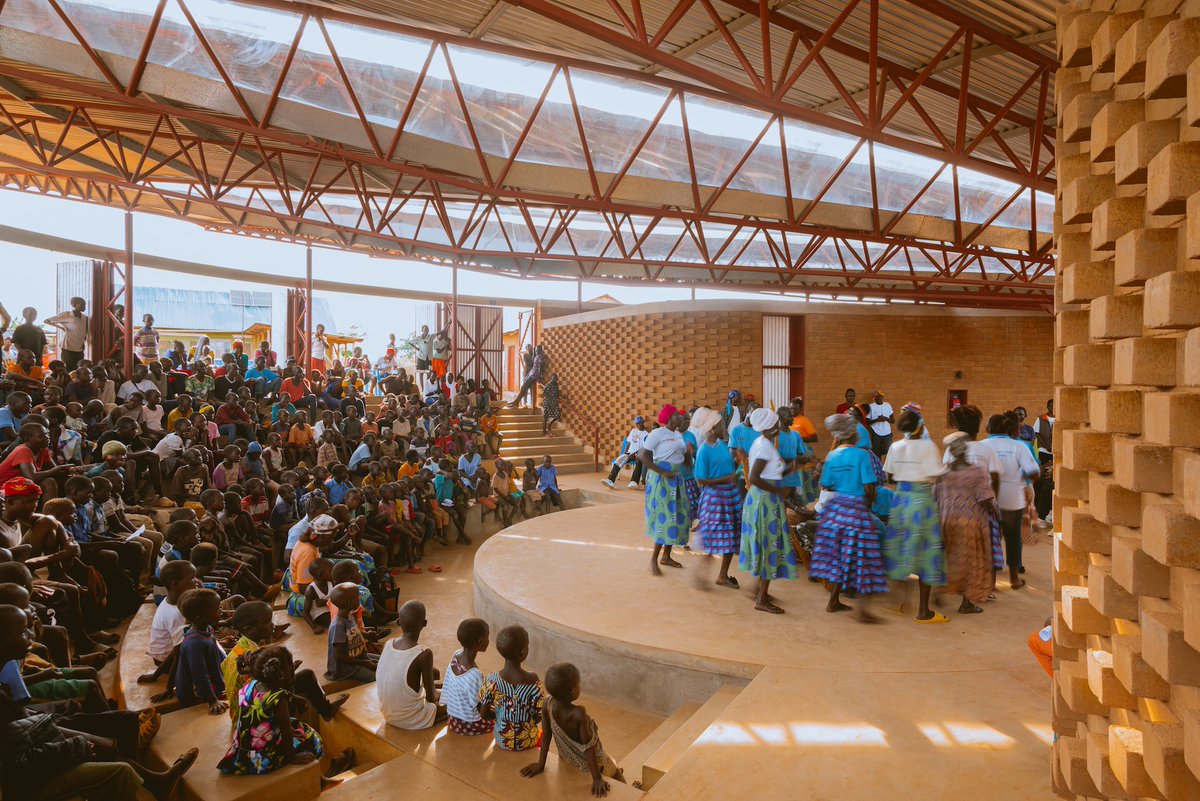 Arch_Today's tweet image. The TO: Foundation, in collaboration with design firms Hassell, @localworksug + @sinaloketa, has completed an innovative performing arts centre in #BidiBidi, Uganda, for Africa’s largest #refugee settlement. Learn more about the project in the link below!
architecturetoday.co.uk/bidi-bidi-perf…