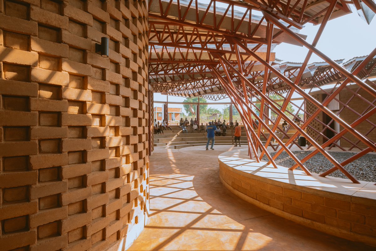 Arch_Today's tweet image. The TO: Foundation, in collaboration with design firms Hassell, @localworksug + @sinaloketa, has completed an innovative performing arts centre in #BidiBidi, Uganda, for Africa’s largest #refugee settlement. Learn more about the project in the link below!
architecturetoday.co.uk/bidi-bidi-perf…