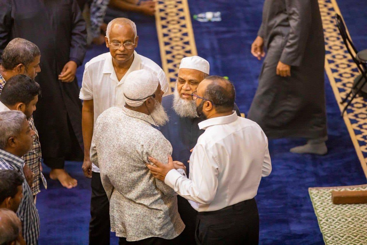 ibusolih's tweet image. އަޅުގަނޑުމެންގެ ލޮބުވެތި މަންމަގެ ޖަނާޒާގެ ކަންތަކުގައި ސަރުކާރުގެ ފަރާތުން މިނިސްޓަރ  ޑރ @Mohamedshaheem1 އިސްވެހުންނަވައިގެން ހަމަޖައްސަވައިދެއްވި އެންމެހާ އިންތިޒާމްތަކަށް އަޅުގަނޑާ ޢާއިލާގެ ފަރާތުން ވަރަށް ބޮޑަށް ޝުކުރު ދަންނަވަން. ޖަނާޒާގައި ބައިވެރިވަޑައިގެންދެއްވައި،…