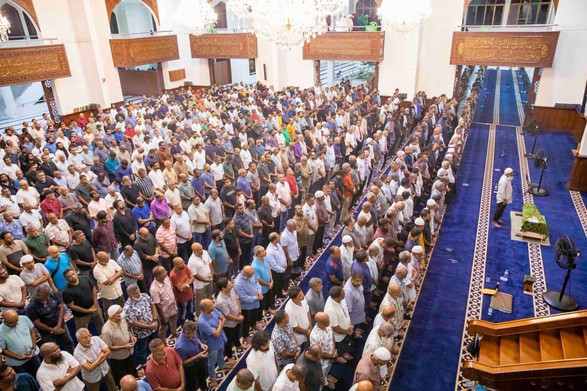 ibusolih's tweet image. އަޅުގަނޑުމެންގެ ލޮބުވެތި މަންމަގެ ޖަނާޒާގެ ކަންތަކުގައި ސަރުކާރުގެ ފަރާތުން މިނިސްޓަރ  ޑރ @Mohamedshaheem1 އިސްވެހުންނަވައިގެން ހަމަޖައްސަވައިދެއްވި އެންމެހާ އިންތިޒާމްތަކަށް އަޅުގަނޑާ ޢާއިލާގެ ފަރާތުން ވަރަށް ބޮޑަށް ޝުކުރު ދަންނަވަން. ޖަނާޒާގައި ބައިވެރިވަޑައިގެންދެއްވައި،…