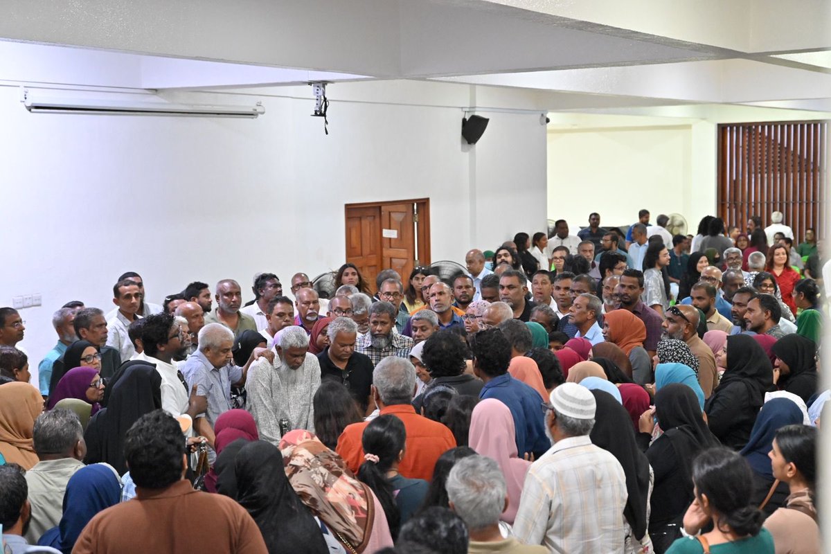 ibusolih's tweet image. އަޅުގަނޑުމެންގެ ލޮބުވެތި މަންމަގެ ޖަނާޒާގެ ކަންތަކުގައި ސަރުކާރުގެ ފަރާތުން މިނިސްޓަރ  ޑރ @Mohamedshaheem1 އިސްވެހުންނަވައިގެން ހަމަޖައްސަވައިދެއްވި އެންމެހާ އިންތިޒާމްތަކަށް އަޅުގަނޑާ ޢާއިލާގެ ފަރާތުން ވަރަށް ބޮޑަށް ޝުކުރު ދަންނަވަން. ޖަނާޒާގައި ބައިވެރިވަޑައިގެންދެއްވައި،…