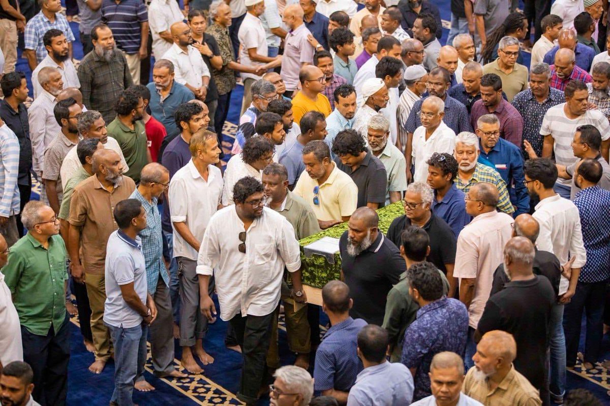 ibusolih's tweet image. އަޅުގަނޑުމެންގެ ލޮބުވެތި މަންމަގެ ޖަނާޒާގެ ކަންތަކުގައި ސަރުކާރުގެ ފަރާތުން މިނިސްޓަރ  ޑރ @Mohamedshaheem1 އިސްވެހުންނަވައިގެން ހަމަޖައްސަވައިދެއްވި އެންމެހާ އިންތިޒާމްތަކަށް އަޅުގަނޑާ ޢާއިލާގެ ފަރާތުން ވަރަށް ބޮޑަށް ޝުކުރު ދަންނަވަން. ޖަނާޒާގައި ބައިވެރިވަޑައިގެންދެއްވައި،…