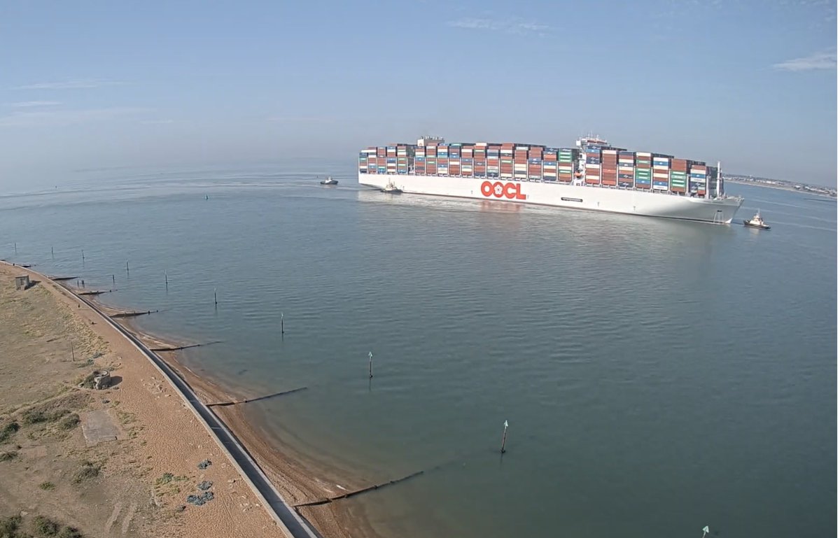 UK_Shipspotter's tweet photo. โOOCL Swedenโ arriving on her Maiden Voyage at the Port of #Felixstowe 19 July 2024 from HHA Webcams
#ooclsweden #oocl #portoffelixstowe #maidenvoyage #harwichhaven #svitzer #landguard #containerships https://t.co/EgzeRdUcD8