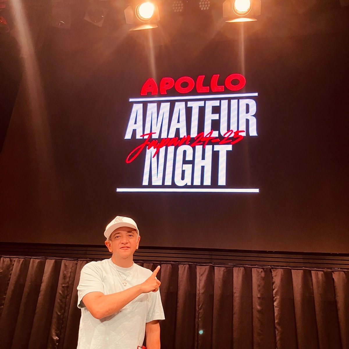 DJ_TARO's tweet image. 先日 #アポロアマチュアナイト 日本で開催となる
記者発表のMCを担当しました🎤
NYのアポロシアター同様に拍手👏 or ブーイングで決まるライブオーディション。昔NYにも見に行ったことあるけど、年齢も国も関係なくゾクゾクする空間。
勝者にはNYのステージに立つチャンスもあります
#MCのお仕事 #VASP…