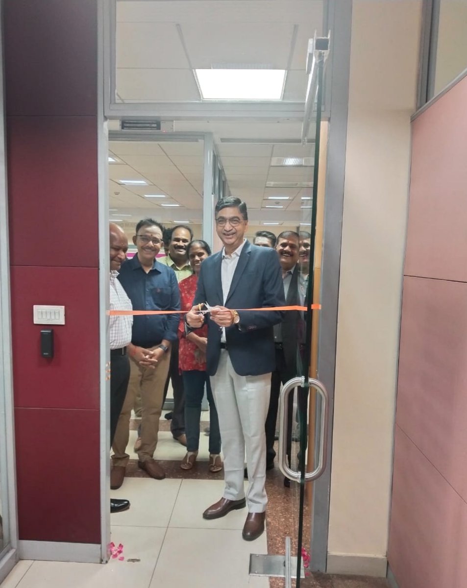 STPIFinBlue's tweet photo. FinBlue CoE Startup- M/s FANAM DIGITAL, a full-fledged Cross-Border Payments Platform formally inaugurates its new office in the august presence of Dr.@Sanjay_tyagii Director & CEO #FinBlue. Director greeted & wished the Mgmnt & employees a successful journey ahead. https://t.co/qtgQ6oEIMc