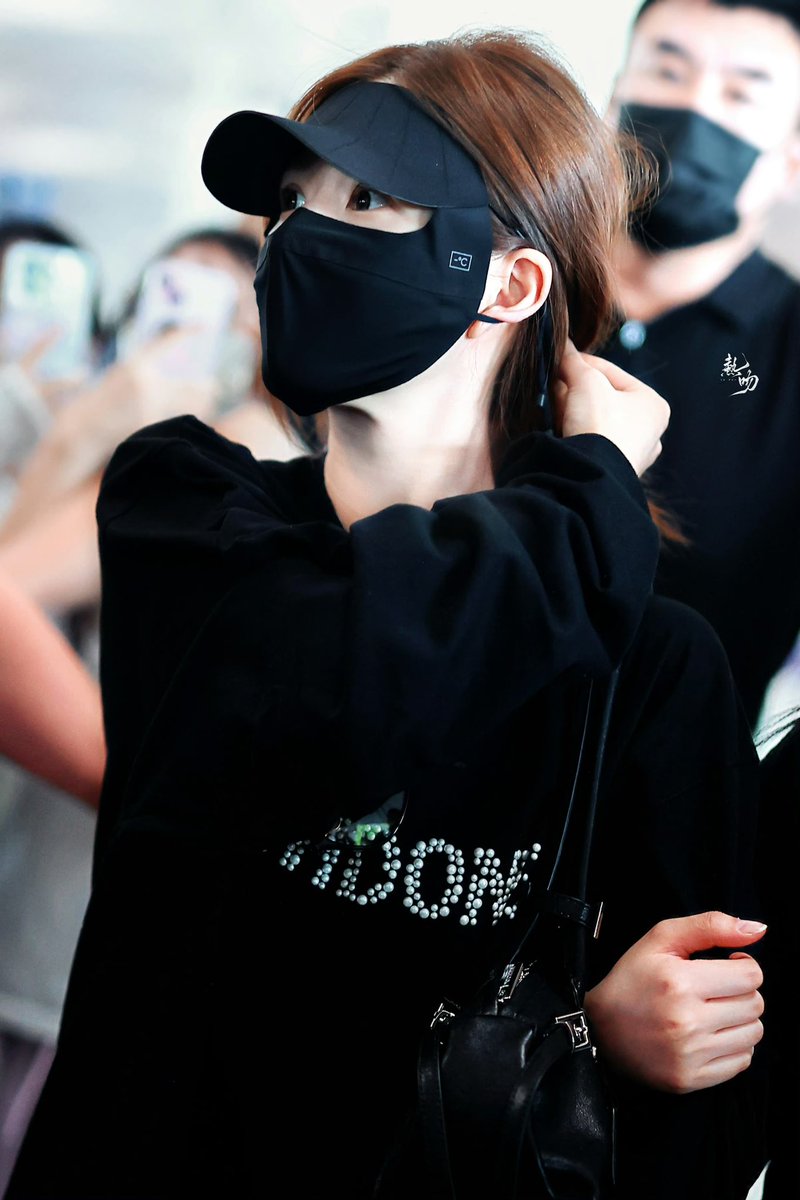 RosyZhaoDaily's tweet photo. 240719 #赵露思 北京出发

#Zhaolusi PEK Departure 

#조로사 PEK 출발

#RosyZhao https://t.co/fIOGPRuiyX
