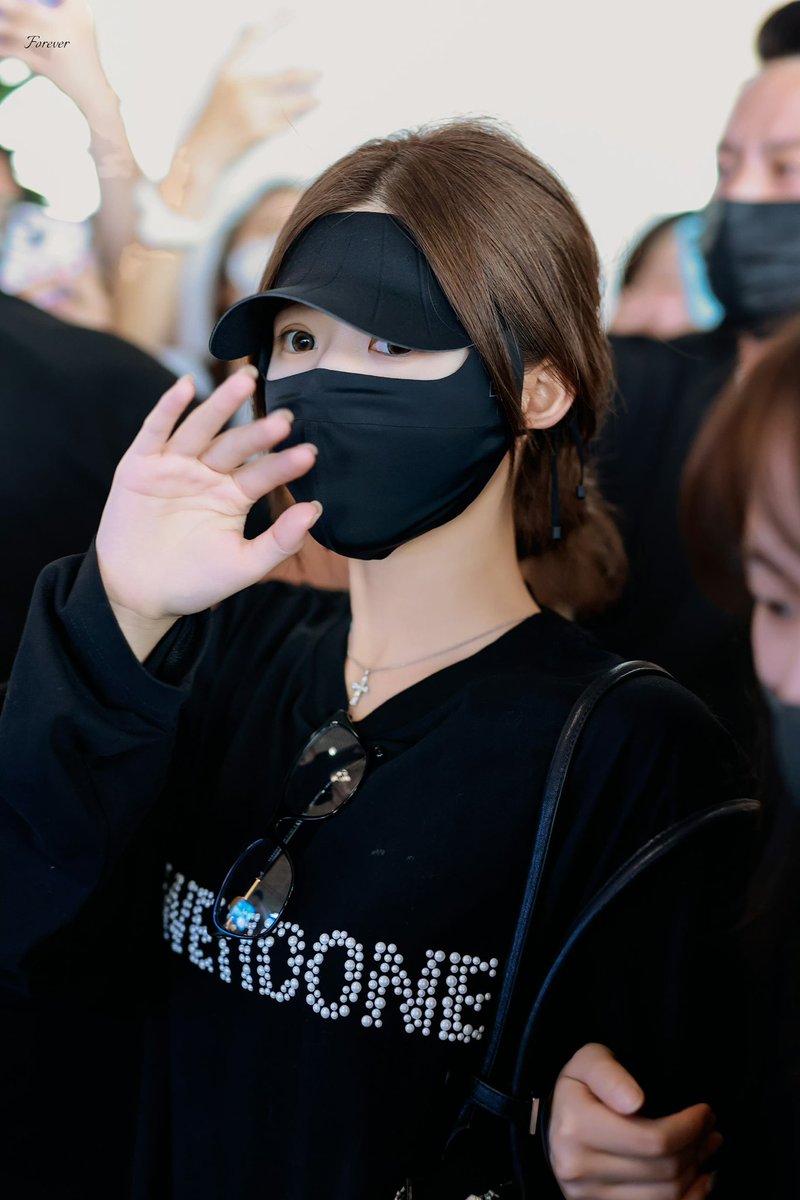 RosyZhaoDaily's tweet photo. 240719 #赵露思 北京出发

#Zhaolusi PEK Departure 

#조로사 PEK 출발

#RosyZhao https://t.co/fIOGPRuiyX