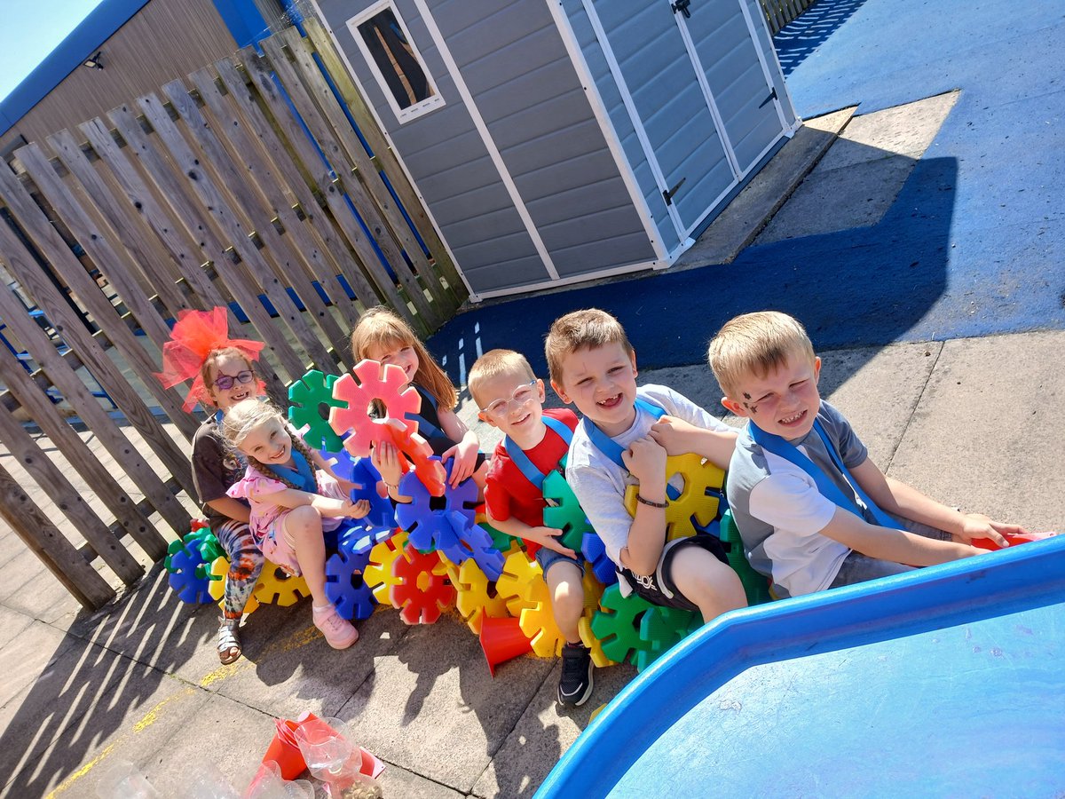 Teamwork at its best 😇 <a href="/WinchelseaYear1/">Miss Marshall</a> @Winchelsea1