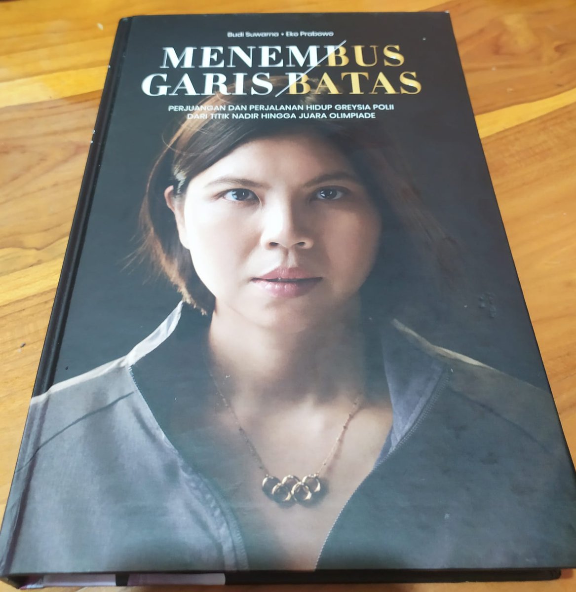 Kisah bocah perempuan yg ditinggal pergi sang ayah pd usia 2 thn, bergelut dgn kemiskinan dan penderitaan, sepanjang karier kerap diragukan, terimbas salah satu kasus paling memalukan dlm sejarah Olimpiade...

...tetapi bangkit dan mencatat rekor sbg ganda putri nonunggulan