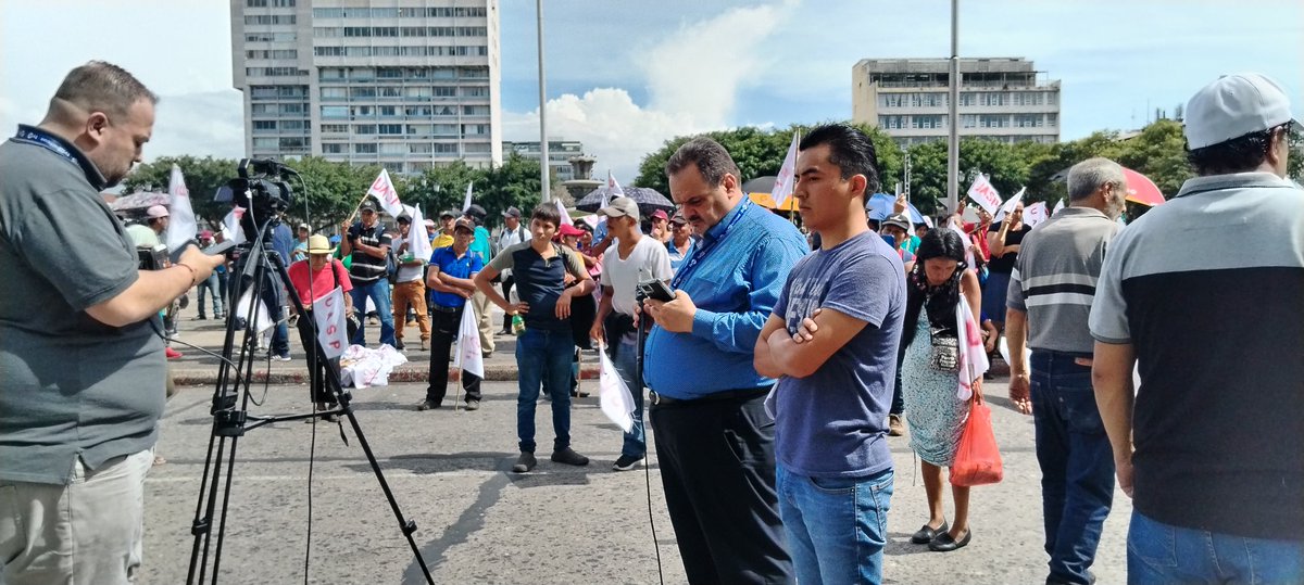 DipParlacenGt's tweet photo. Carlos Hoffman trata de confundir a #Guatemala actuando d forma camaleónica a través d una agencia de noticias q es de papel y actúa a favor del #PactoDeCorruptos. Resulta q le importaba la manifestación de la #UASP y sus peticiones, pero con esa su cara de gil no engaña a nadie. https://t.co/Pt9nSfI8ss