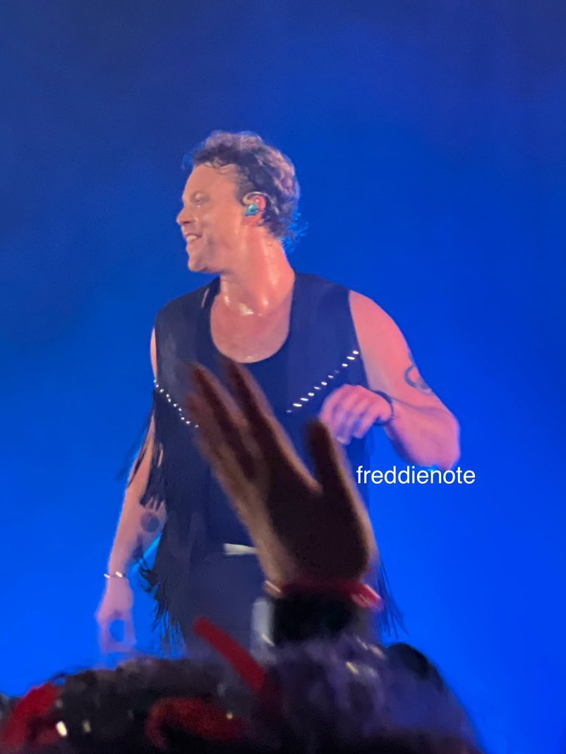 5SOST0URUPDATES's tweet photo. Ashton on stage tonight via freddienote! #AshtonAtTheBelasco https://t.co/UZ7pGHMsiV
