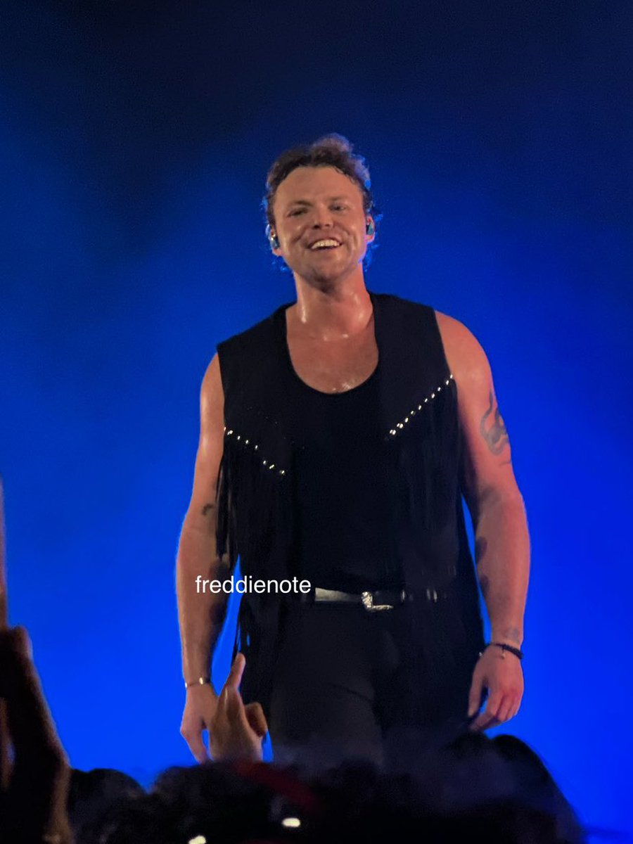 5SOST0URUPDATES's tweet photo. Ashton on stage tonight via freddienote! #AshtonAtTheBelasco https://t.co/UZ7pGHMsiV
