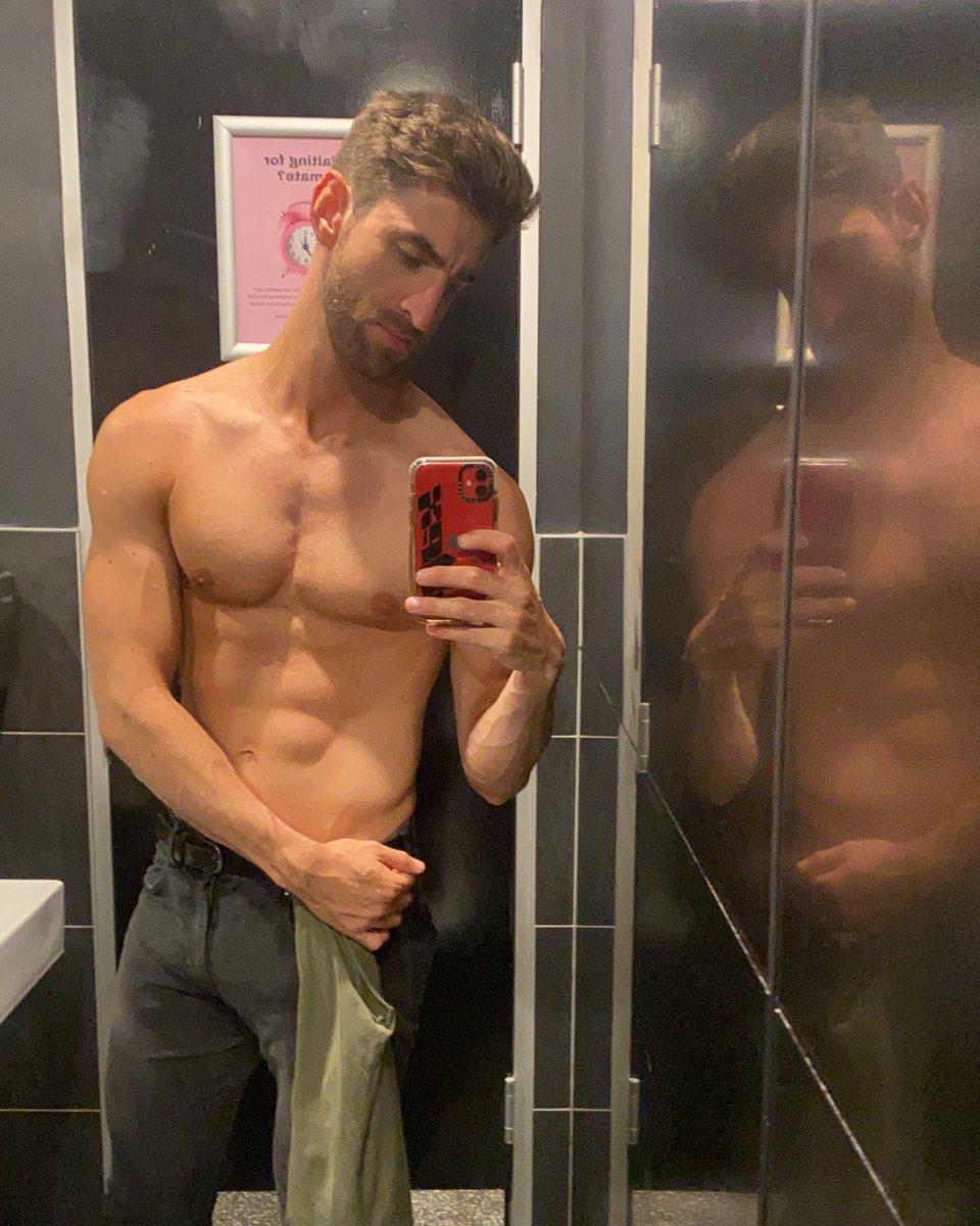 sidehustle15's tweet image. Meet you in the cubical 🚽