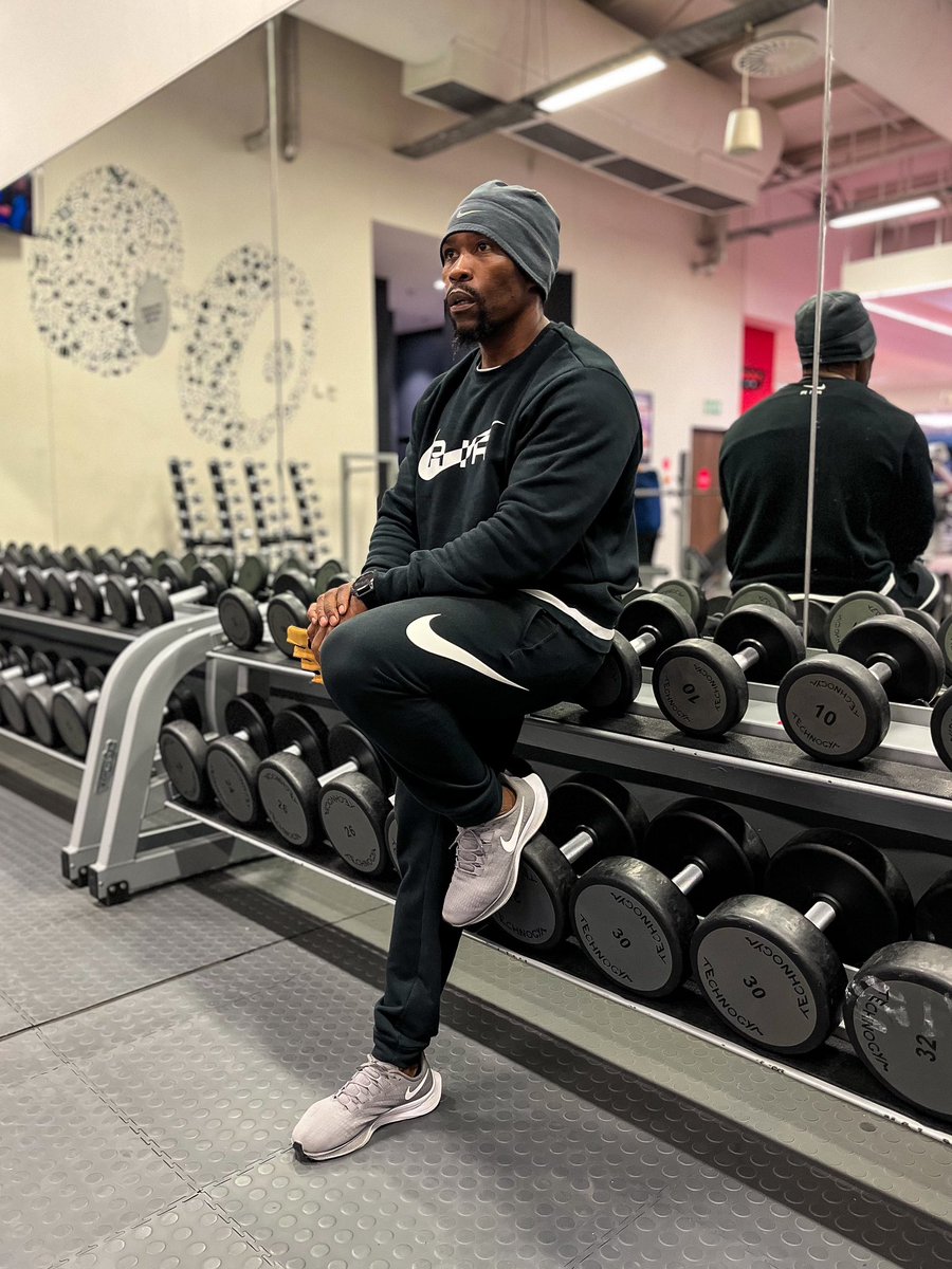 mdikole's tweet photo. Weekend Kickoff: Shoulder Edition!
Kicking off the weekend with Eazy bar rows because my shoulders need a head start on the party! ππͺ
#EazyBarRows #FitnessFun #GymLife #ShoulderDay #LiftLaughLive https://t.co/hmQxaVkyWO