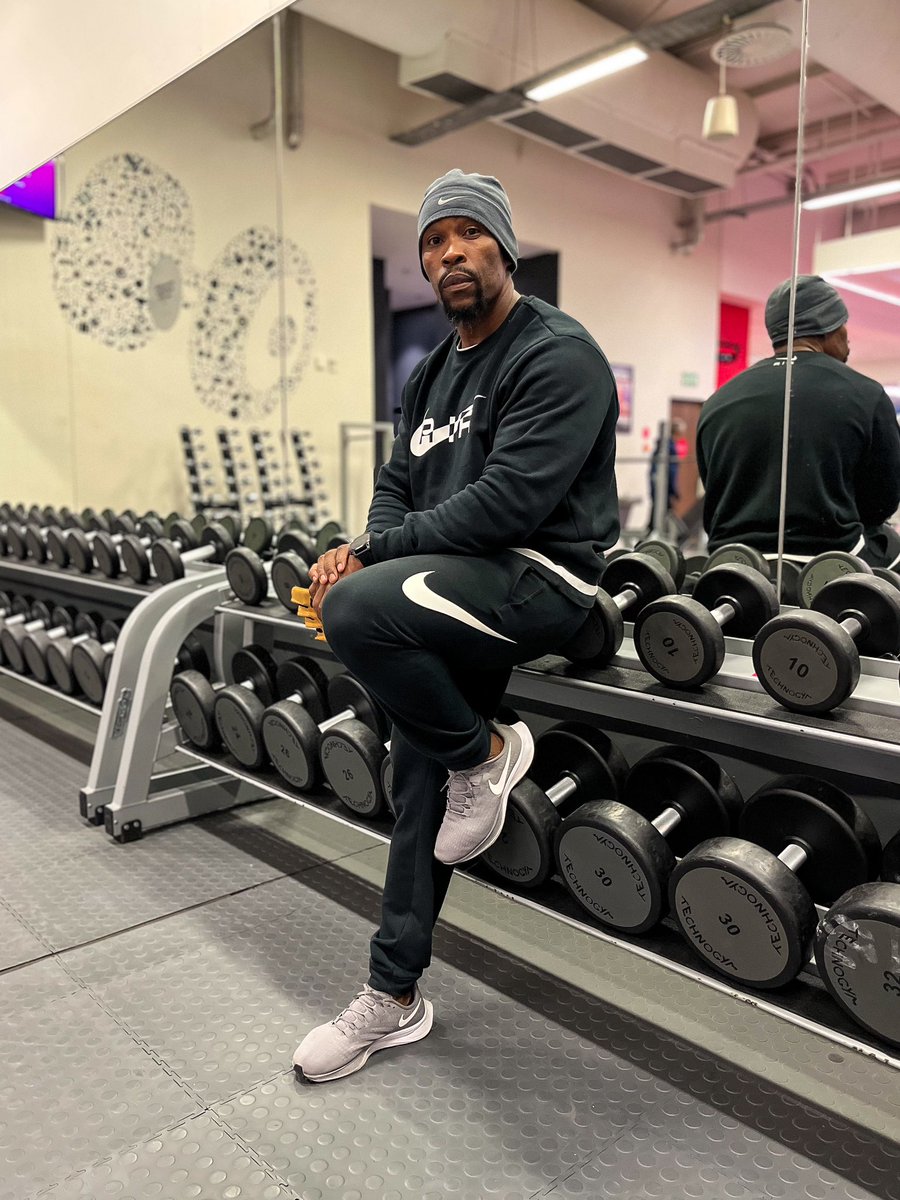 mdikole's tweet photo. Weekend Kickoff: Shoulder Edition!
Kicking off the weekend with Eazy bar rows because my shoulders need a head start on the party! ππͺ
#EazyBarRows #FitnessFun #GymLife #ShoulderDay #LiftLaughLive https://t.co/hmQxaVkyWO