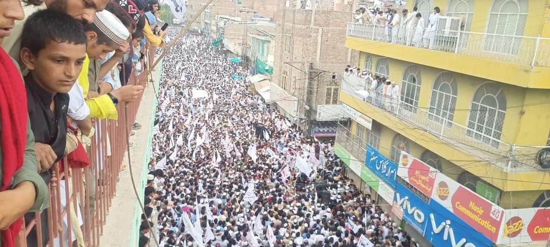 BBCUrdu's tweet photo. خیبر پختونخوا کے  شہر بنوں میں حالیہ دہشت گردی کے خلاف امن مارچ کا انعقاد کیا گیا ہے جس میں تاجر برادری کی درخواست پر ہزاروں افراد شریک ہیں۔ امن مظاہرہ پریٹی گیٹ چوک سے شروع ہوا ہے اور شہر و مضافات سے لوگ قافلوں کی شکل میں شریک ہورہے ہیں۔
تفصیلات جانیے https://t.co/xtxBRBLNx4 https://t.co/84YuZcRwOw