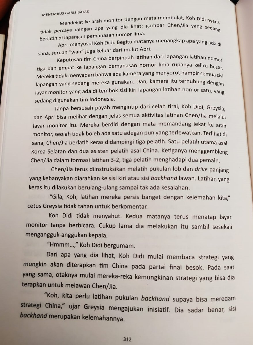 ainurohman's tweet photo. Ini salah satu cerita yg paling unik. Dlm latihan resmi jelang final WD Olimpiade Tokyo 2020, Chen/Jia 🇨🇳dan tim Tiongkok menggelar latihan rahasia.

Tp tanpa Tim Tiongkok sadari, di lapangan mereka terdapat kamera yg nyambung ke monitor tempat latihan tim Indonesia.

Akhirnya, Tim Indonesia tahu persis bahwa strategi utama Chen/Jia di final adalah mengincar backhand Greysia yg dianggap lemah.

Keberuntungan dan kebetulan ini membuat Tim Indonesia mampu menyusun strategi yg pas dan menghancurkan mental WD Tiongkok di final.