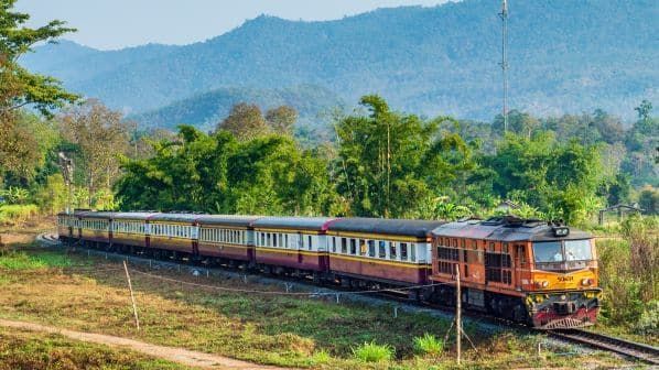 SaveATrain's tweet photo. Old School - https://t.co/NJeUtcOKHi #thailand #old #trains #secondtrack #thai #srt #ChiangMai #Bangkok #Lampang https://t.co/nGD1rR26xW