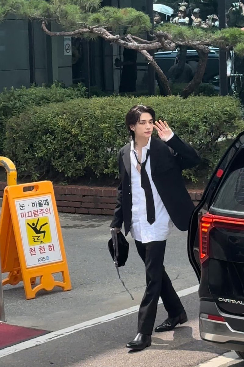 ssomi_SKZlove's tweet photo. 이게 출근길 폰카라니 https://t.co/EX53VjvTMq