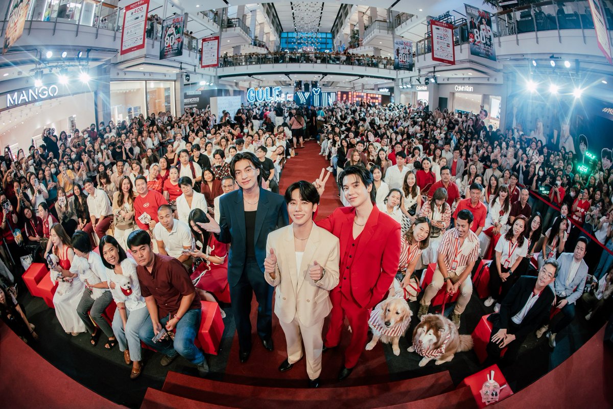 newsplusTH's tweet photo. ห้างแตก!!! เปิดตัว Brand Ambassadors ทั้ง 7 นำทีมโดย “กลัฟ-หยิ่น-วอร์” ในงาน “Felina Canino Yes! Nine Happy! 9 ปีแห่งความสุข ยกขบวนความสนุกถึงคุณ” สุดยิ่งใหญ่ https://t.co/GJXzOJJTzS #newsplusTH https://t.co/0VFyqyUwC5