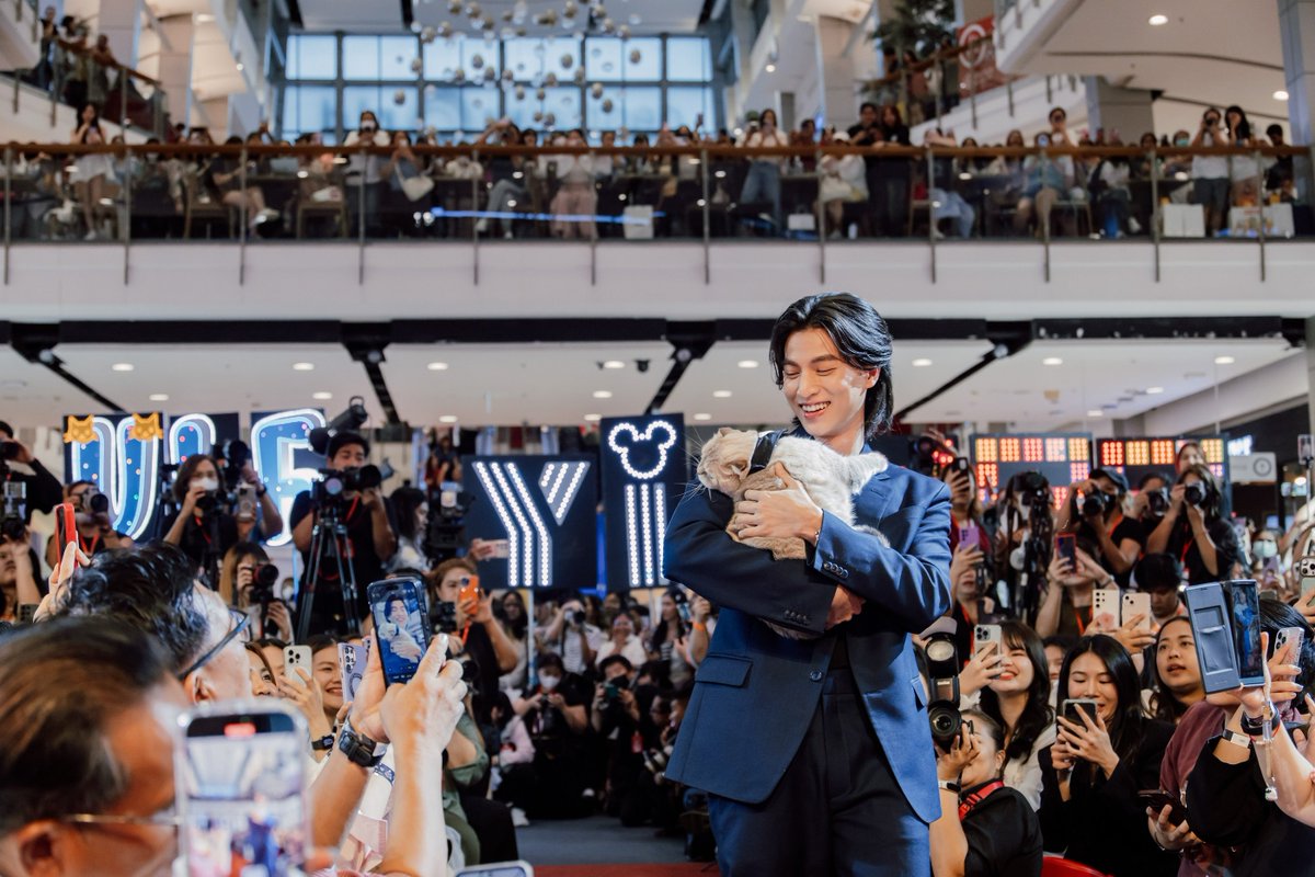 newsplusTH's tweet photo. ห้างแตก!!! เปิดตัว Brand Ambassadors ทั้ง 7 นำทีมโดย “กลัฟ-หยิ่น-วอร์” ในงาน “Felina Canino Yes! Nine Happy! 9 ปีแห่งความสุข ยกขบวนความสนุกถึงคุณ” สุดยิ่งใหญ่ https://t.co/GJXzOJJTzS #newsplusTH https://t.co/0VFyqyUwC5