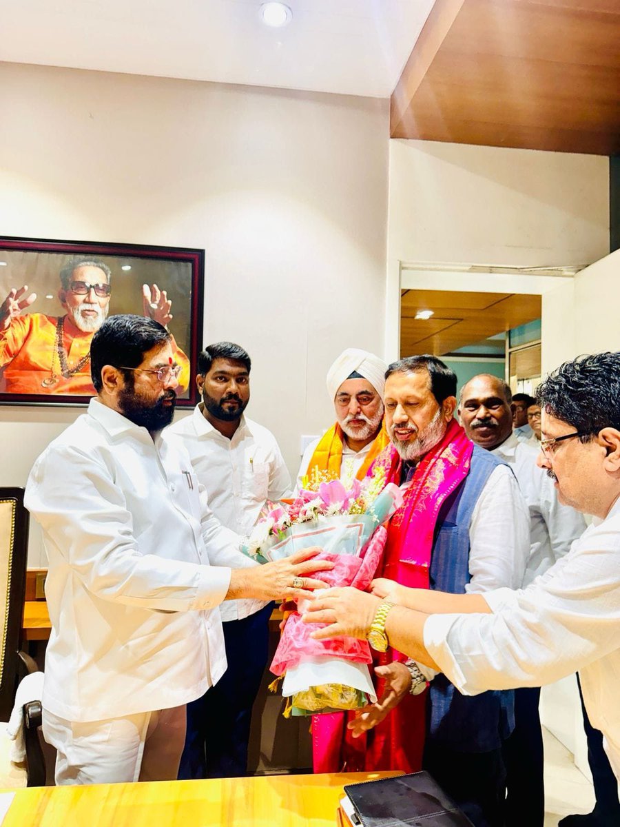 mieknathshinde's tweet photo. @santnirankari चे महासचिव आणि सचिव यांनी ठाणे येथील निवासस्थानी येऊन भेट घेतली. याप्रसंगी त्यांच्याकडून मिशनच्या कार्याची माहिती घेतली. सद्गुरु माता सुदीक्षाजी महाराज व निरंकारी राजपिता रमितजी यांच्या नेतृत्वाखाली हे मिशन आध्यात्मिकतेच्या माध्यमातून समाजातील अनिष्ट गोष्टी दूर करत आहे.

संत निरंकारी मिशन के महासचिव एवं सचिव जी ने ठाणे स्थित आवास पर उपस्थित होकर मुलाकात की। इस मौके पर उनसे मिशन के कार्यों की जानकारी ली और अनेक सकारात्मक विषयोंपर उनसे बातचीत करने का मौका भी मिला। सद्गुरु माता सुदीक्षा जी महाराज एवं निरंकारी राजपिता रमित जी के नेतृत्व में यह मिशन अध्यात्म के माध्यम से समाज में चल रही अनेक नकारात्मक गतिविधियों दूर करनेका सफल प्रयास कर रहे हैं।

#SantNirankariMission