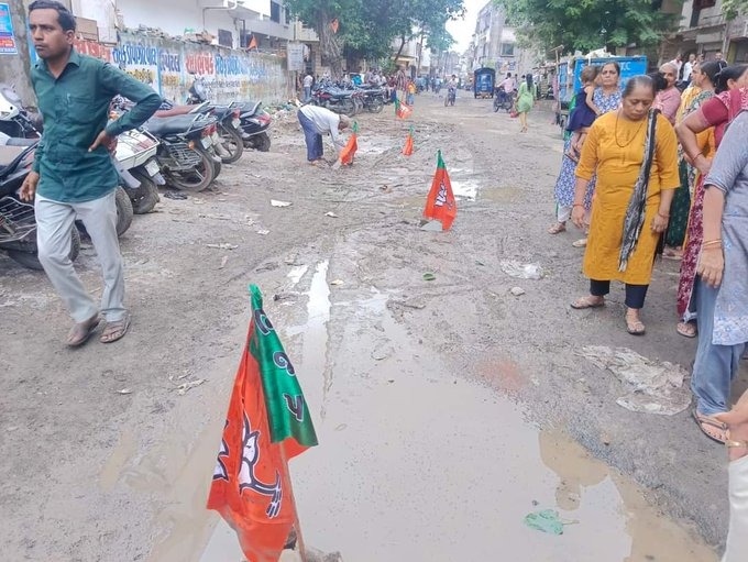 Jamawat3's tweet image. આ તસવીરને તમે શું કેપ્શન આપશો?
#bjp #gujarat #amitchavda #congress #politics #rainalert  #jamawatupdate #jamawat  #RainySeason