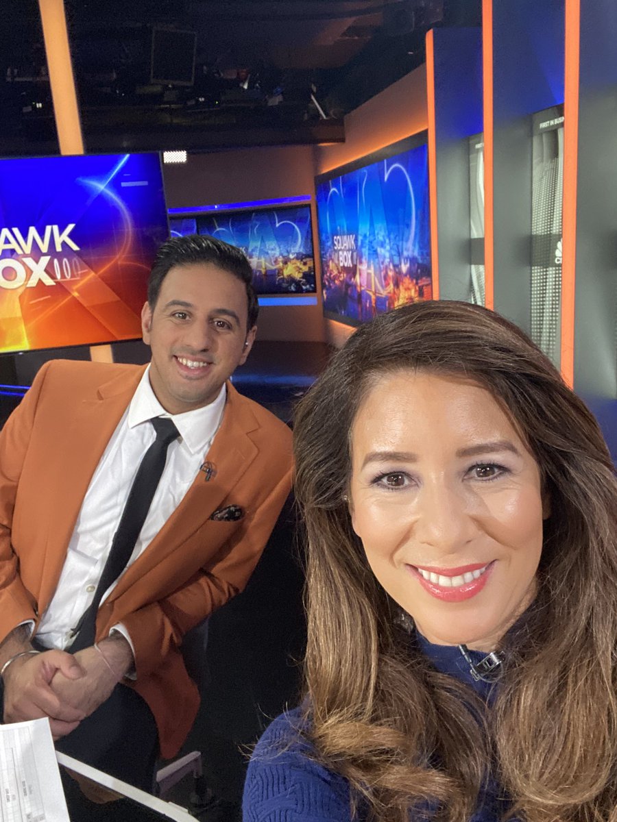 cnbcKaren's tweet image. Battling the tech outage and talking tech with @ArjunKharpal #manvsmachine #tech