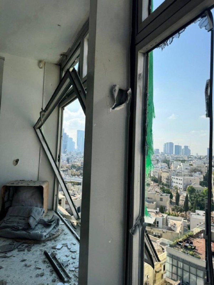 SuppressedNws's tweet photo. Imagine being a settler sleeping in Tel Aviv and then out of nowhere you wake up in hell after a drone hits the building. 

But hey, israel has 99.9% interception rate😂 https://t.co/OdiosYYpu6