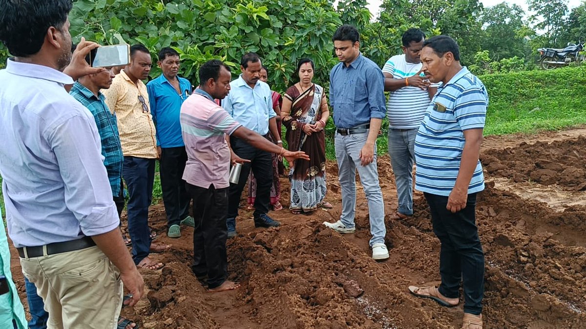 AHO_Padmapur's tweet photo. Handholding Support given to the WSHG members involved in Kharif F1 Watermelon cultivation using Poly Mulching under MIDH of Nagfena Vill, Belpara, Balangir @krushibibhag @Horticultureod1 @OdishaSecretary @KVSinghDeo1 #OffseasonVegetableCultivation https://t.co/B1WssWhpPW