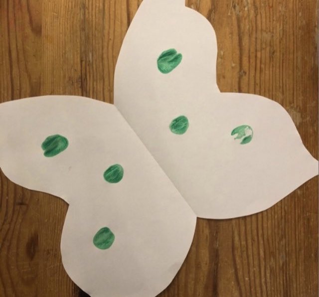 OpyMrs's tweet photo. Can you double? Using paint and folded butterfly cut out, count out some painted dots fold it over and count how many dots you have now you have doubled the dots! #double #maths #counting #EYFS https://t.co/fXVJe9bWHH
