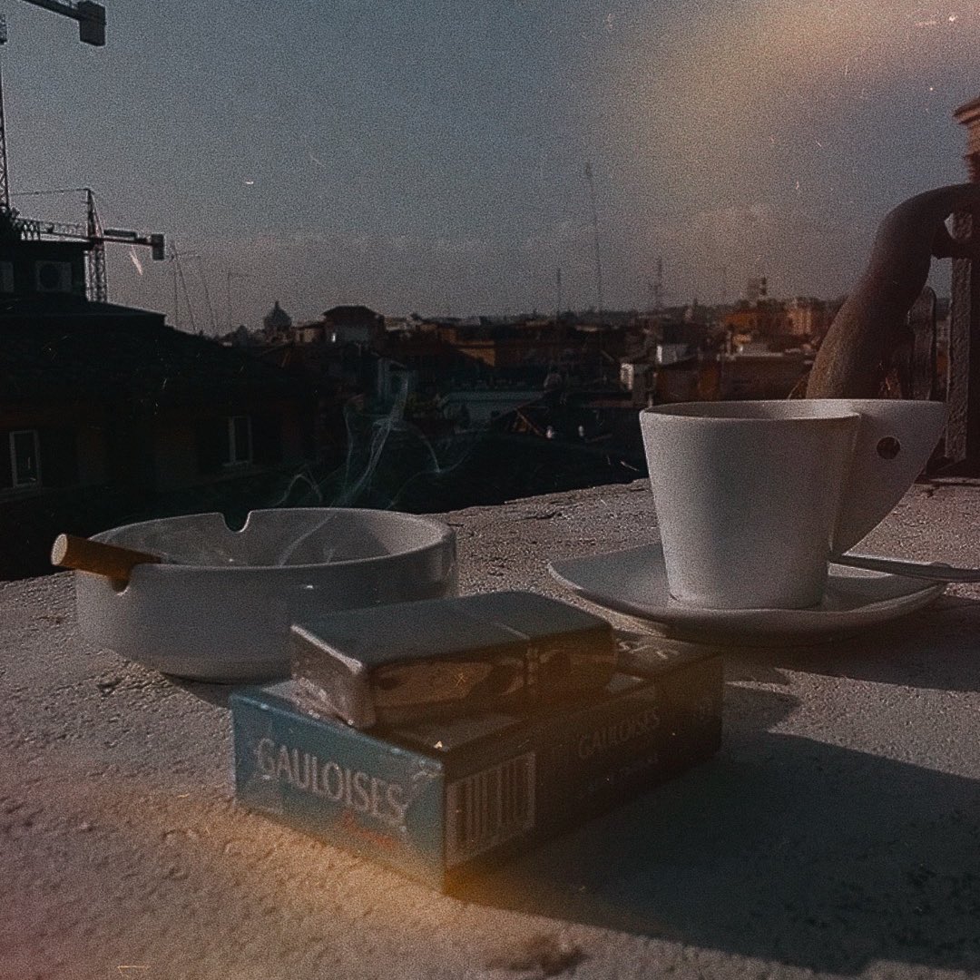 Сотни чужих крыш. И непонятно чей балкон, но мелочи. Утро.