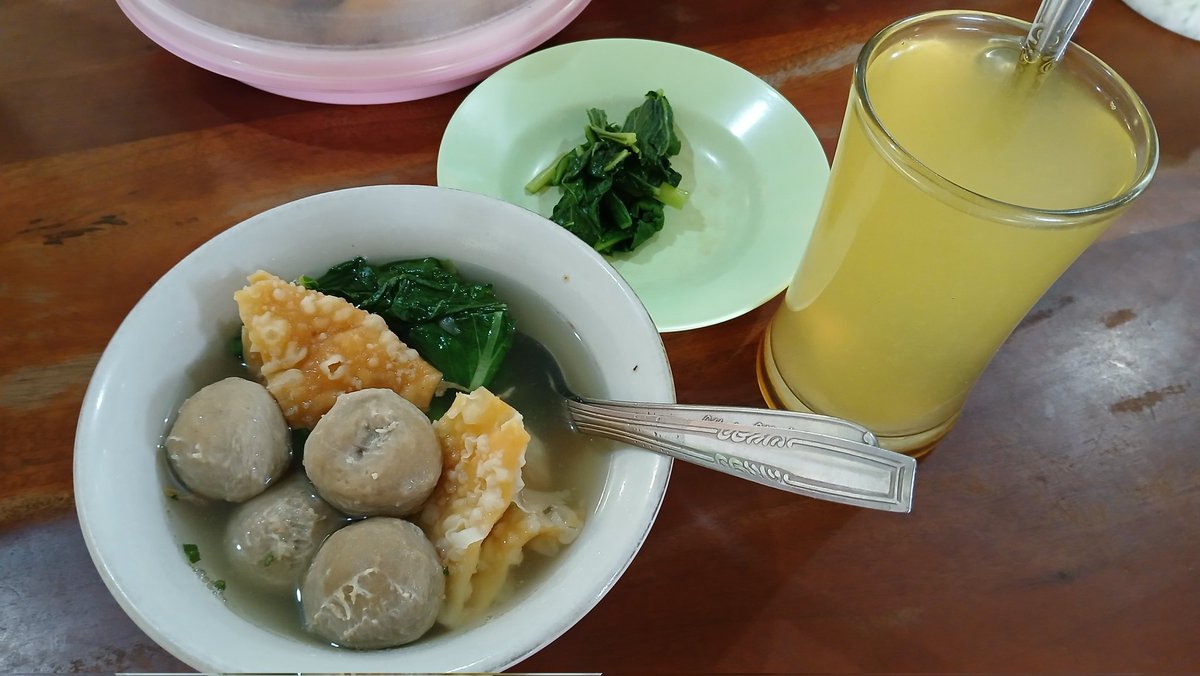 Sebelah bakso skh pride. :))))))))
Tebak aja dulu.